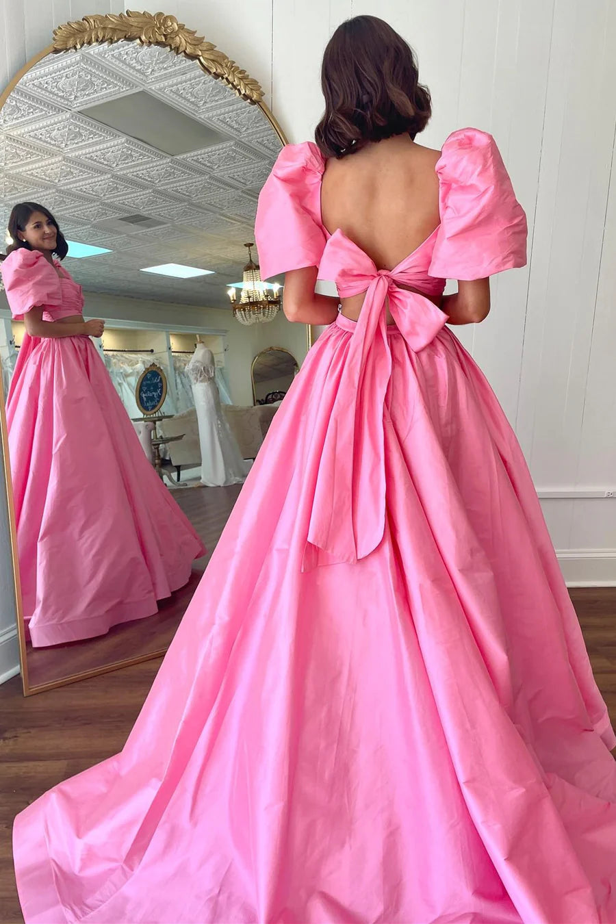 Vestido de fiesta largo de dos piezas con escote cuadrado, espalda descubierta, lazo, mangas abullonadas, abertura alta y cola